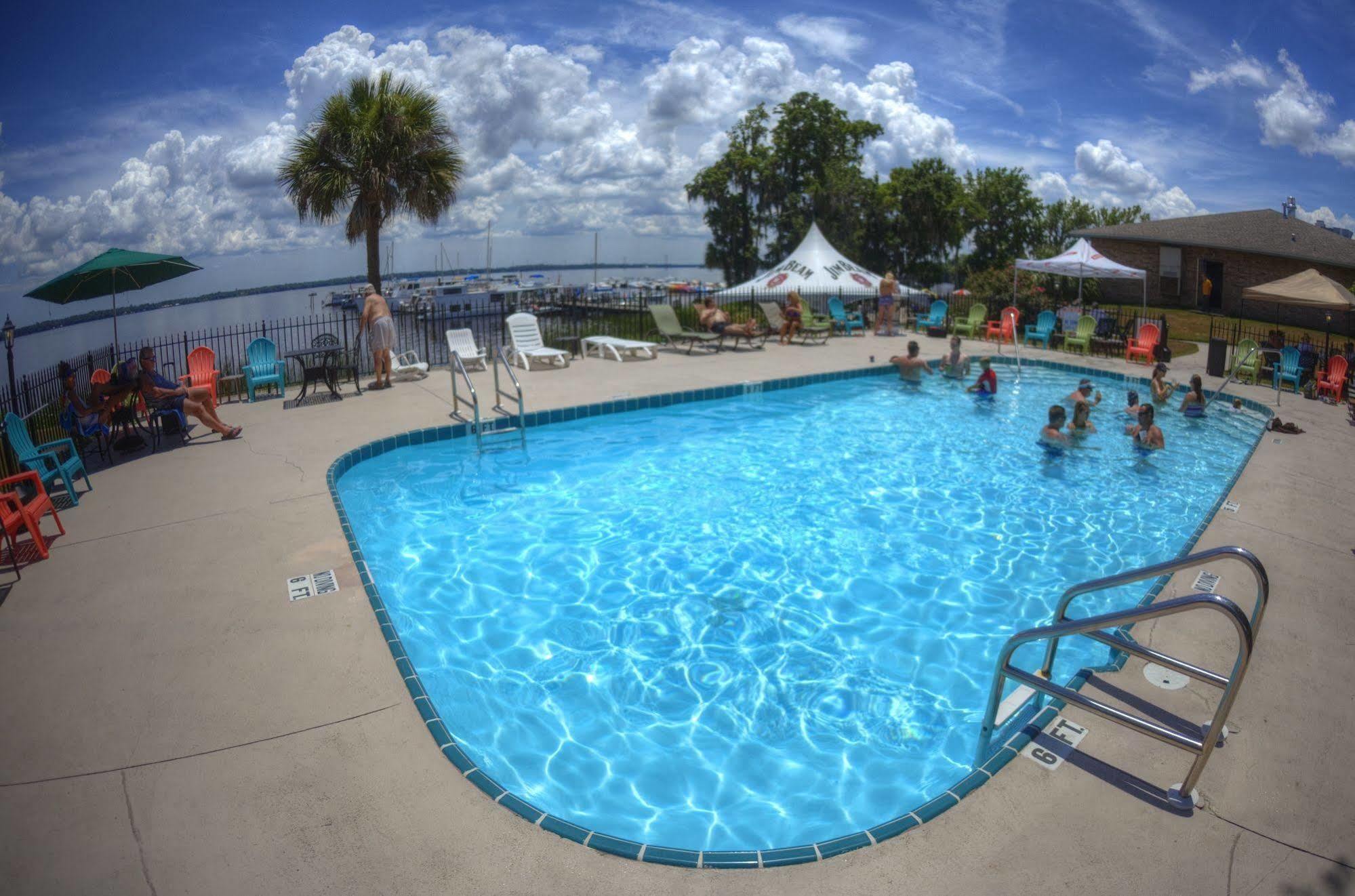 Crystal Cove Riverfront Resort Palatka Exterior photo